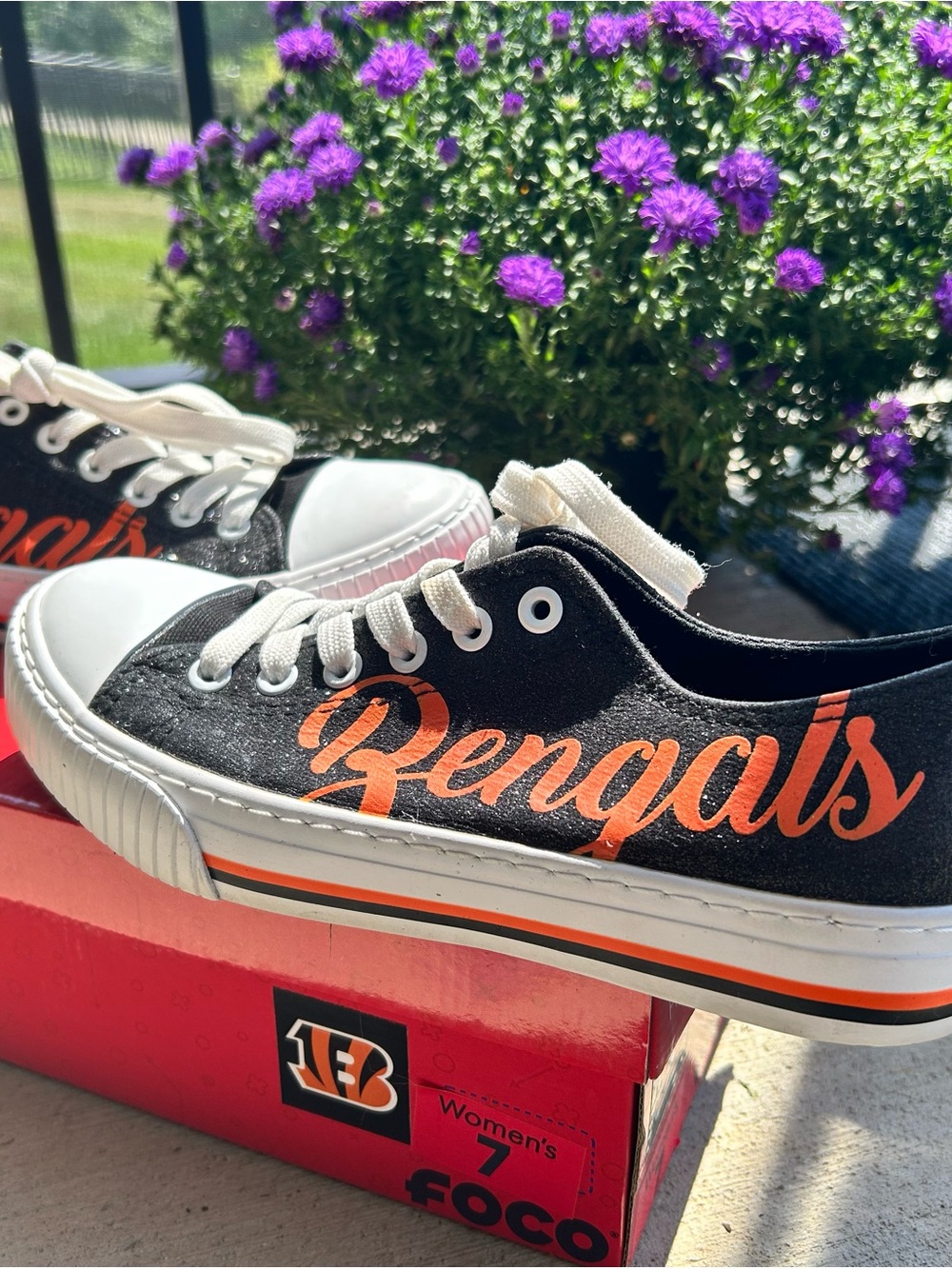 Bengals Sparkly Script Low-Top Women's Sneakers in Black & Orange Size 7